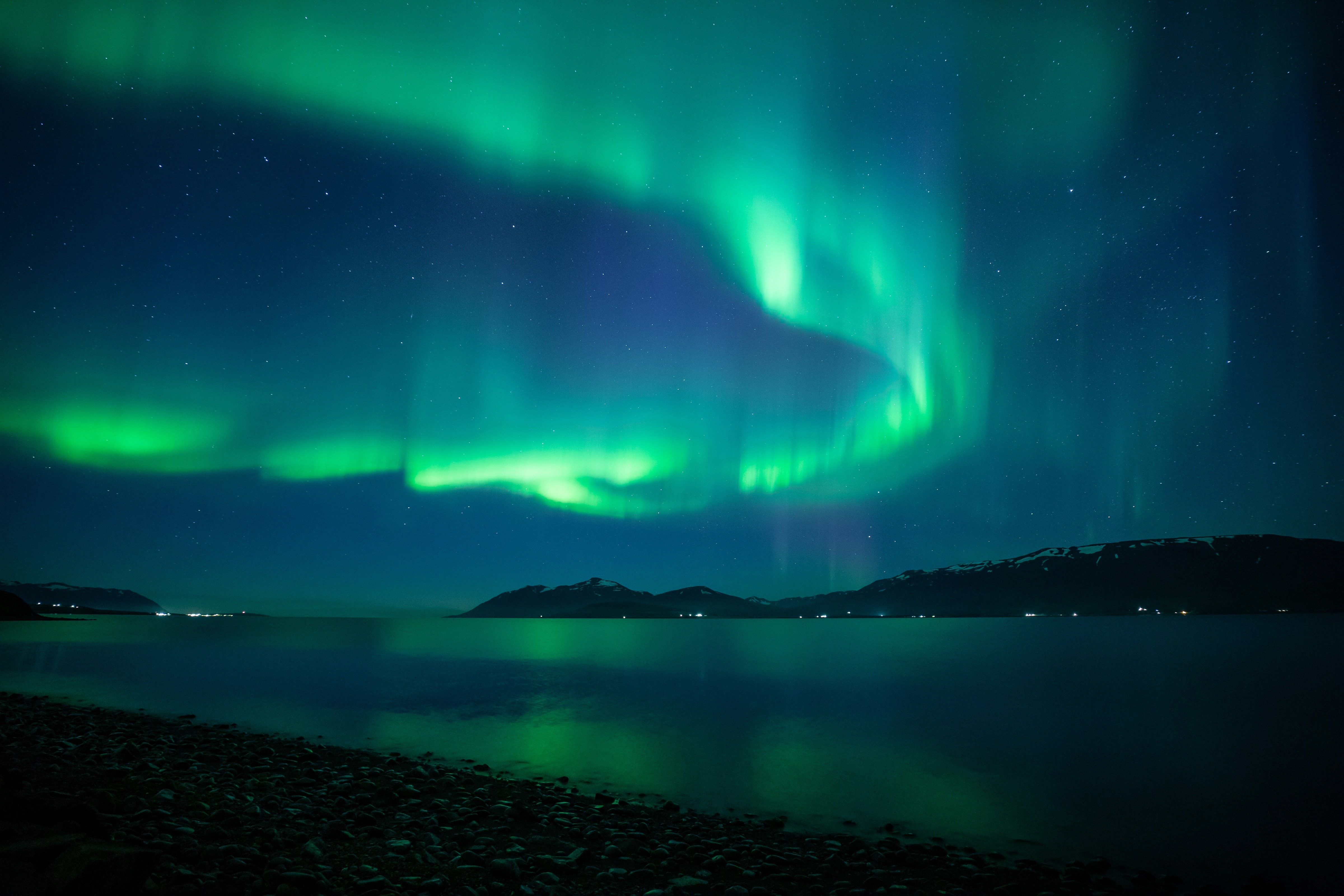 Visit Iceland: オーロラと2026年皆既日食 by Sævar Bragason